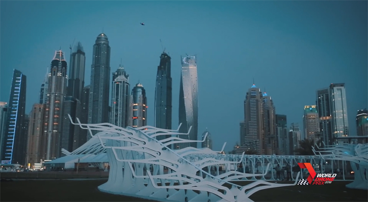 Een ronde over het World Drone Prix FPV circuit in Dubai