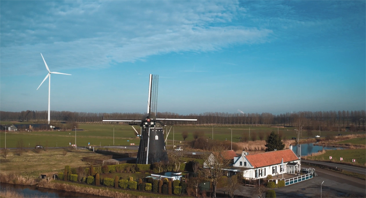Zwartenbergse Molen en Windpark in Etten-Leur in 4K