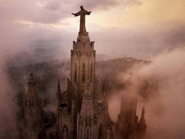 sagrat-cor-kerk-barcelona-spanje-drone-foto