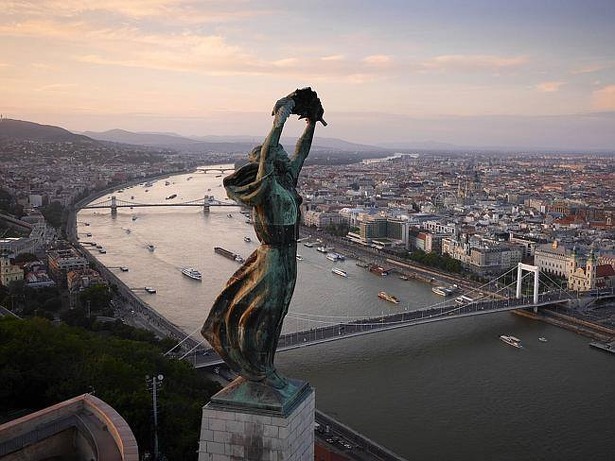 vrijheidsbeeld-boedapest-hongarije-drone-foto